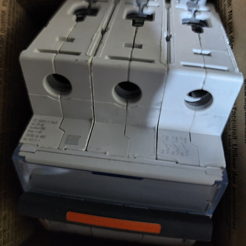 Interruptor Automatico 3p 25a Curva C 25ka Legrand Rf 409783
