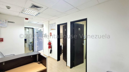 Ag. Vende Local Comercial Acondicionado Como Centro Clinico Quirurgico Pequeno. En Venta En Los Chaguaramos.