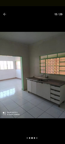 Casa De 3 Quartos, 2 Banheiros E Quintal No Fundo