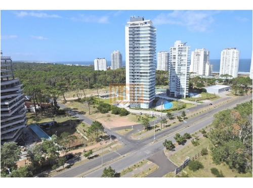 Imagen 25 de 30 de En Exclusividad Departamento De Metraje De 2 Dormitorios Transformado En Loft Roosevelt, Punta Del Este Piso Alto Con Vista Al Mar!