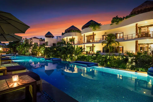 Condominio De Lujo A 200 Metros Del Mar, Con Club De Playa, Alberca, Jacuzzi 100 Metros De La Quinta Avenida, Con Servicios De Hotel, Concierge, Amueblado, En Venta En Playa Del Carmen, Centro.