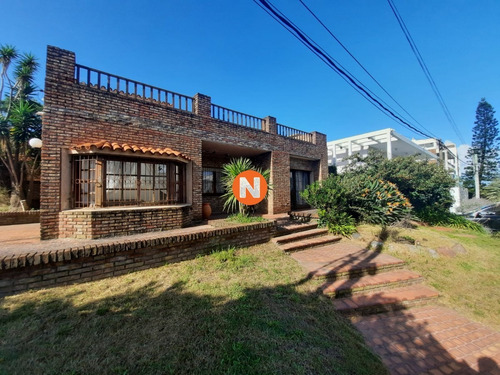 Casa En Venta, Mansa, Punta Del Este, 4 Dormitorios.- Ref: 210001