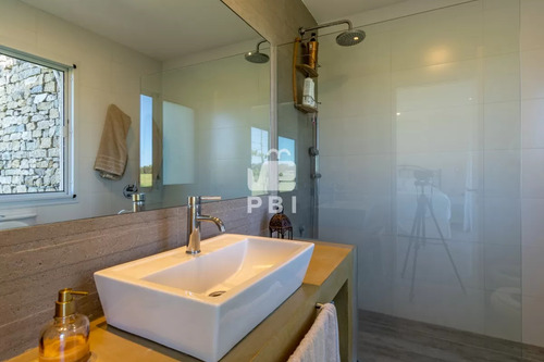 Casa 6 Dormitorios En Laguna De Los Cisnes, Punta Ballena - Ref : Pbi2871