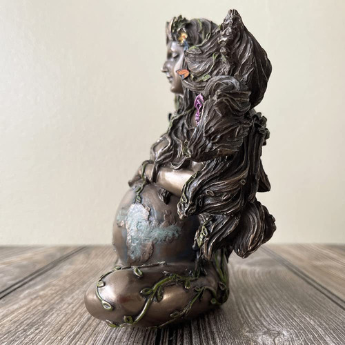 Estátua Da Deusa Da Mãe Gaia Da Nova Terra E Jardim De Borbo