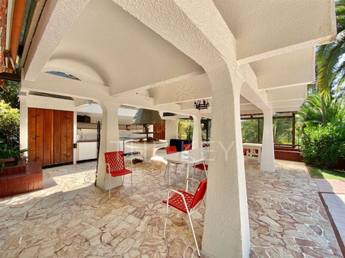 Casa En Venta De 4dorm, 3 Serv, Piscina, Jardin. En Vitacura