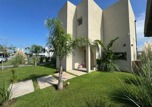 Casa Chalet En Venta En Santa Lucia, Pilar Del Este, Pilar