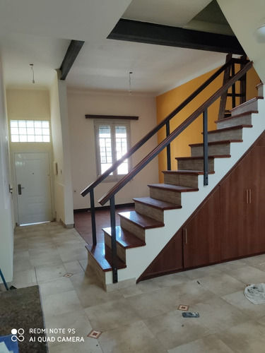 Imagen 1 de 14 de Vendo Casa Con Cochera 9 Autos ( La Comercial )