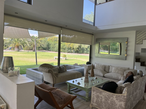 Casa En Venta De 6 Dorm. En Colina