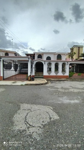 Hermosa Quinta En Venta En Urbanización El Centro, Maracay 