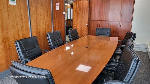 Oficina En Arriendo Cuenta Con Mobiliario