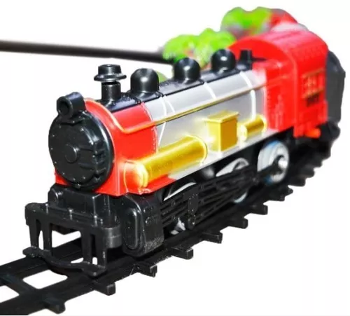 Menino usa trem de brinquedo para testar segurança sobre trilhos