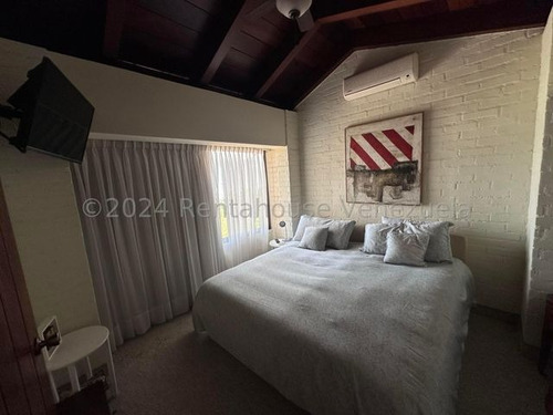 Casa En Venta En Alto Hatillo. Calle Cerrada Con Vigilancia. Negociable