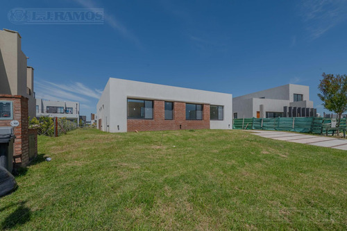 Casa En Venta En El Barrio Vistas, Puertos / Escobar