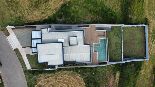 Casa Com Amplo Espaço De Lazer Particular