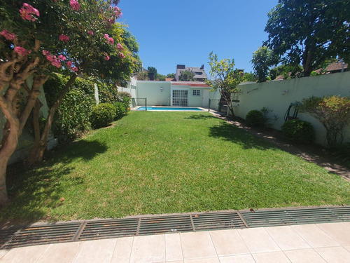 Linda Casa En La Lucila Con Jardin Y Pileta 3 Dormitorios