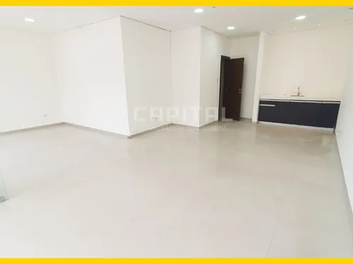 Sobre Avenida Alemana Local En Alquiler Con Amplia Vidriera