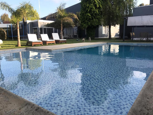 Casa Venta 4 Dormitorios 3 Baños Jardín Pileta Quincho Parrilla Cochera 280 Mts 2 -terreno 1300 Mts 2- Manuel B Gonnet