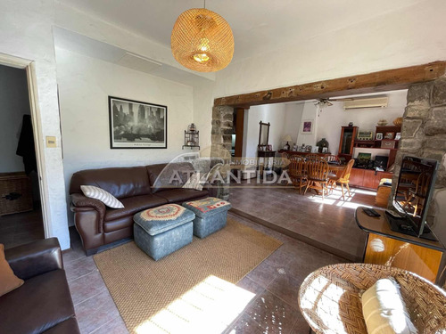 Hermosa Y Grande Casa A La Venta, Ubicada En Pinares Atlántida, 5 Dormitorios, 3 Baños, Frente Y Fondo. Inm Atlántida.
