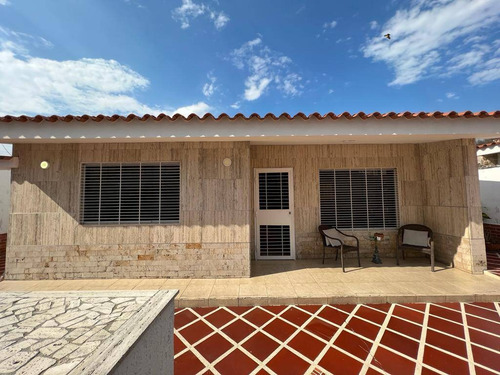 Imagen 1 de 14 de Casa En Venta En Urb Trigal Norte 224mts Alexandra Ramírez 0414-704-1922