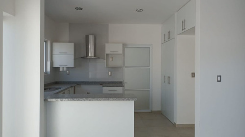 Se Vende Casa En El Encino, Pasillo Lateral, Estudio O 4ta Rec En Pb, Lujo