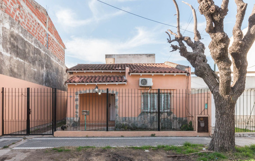 Casa En Venta, Acepta Permuta. 2 Pl. 4 Amb