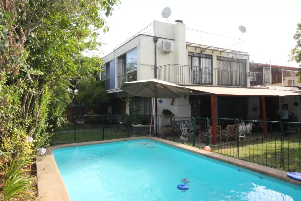 Gran Casa De 2 Pisos , Jardín Y Piscina. Muy Bien Orientada