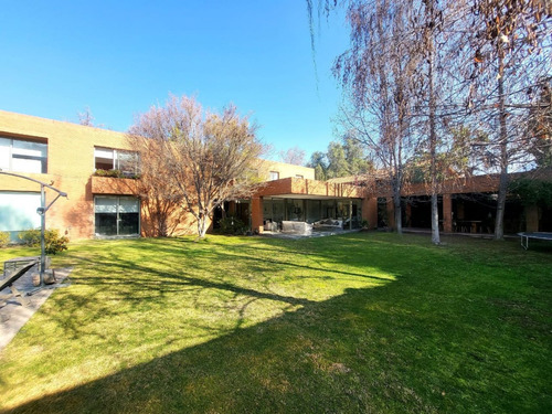 Colegio Everest/ Gran Casa 6 Dorm, 2 Salitas Estar, 1000 Mt2
