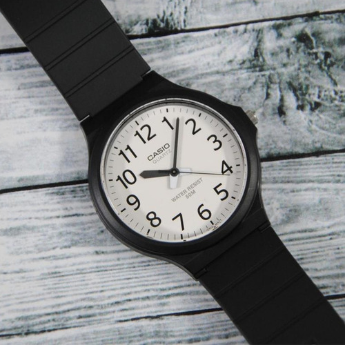 Imagem 2 de 8 de Relógio Casio Unissex Branco Com Preto Mw-240-7bvdf