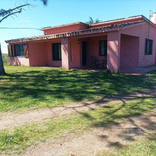 Casa De 3 Dormitorios Con Piscina ,  Chacra Camino A Los Ceibos, Maldonado.