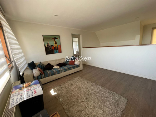 Casa En Venta De 5 Dorm. 4 Baños En Condominio En Las Condes