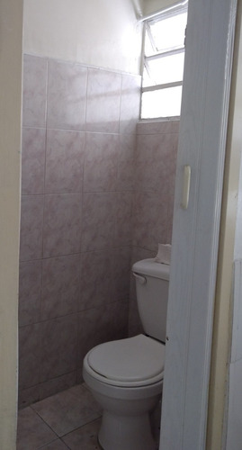 Imagen 6 de 21 de Casa-quinta De Dos Plantas En Calle Cerrada
