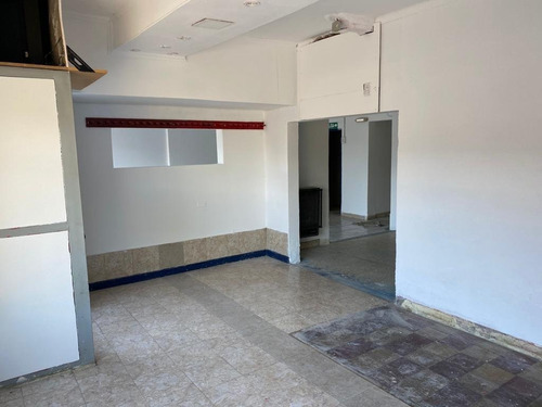 Salon Comercial - Villa Mitre - 200 Mts