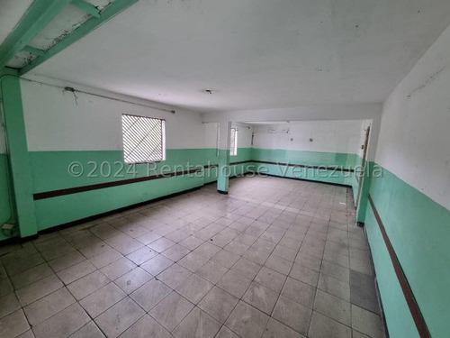 Raiza Suarez Vende De Oportunidad Terreno De 832 Mts2 En Av Moran De Barquisimeto 2 4 2 7 9 6 0 En El Mismo Se Encuentran Ubicadas Con 2 Casas Para Remodelar. Cuenta Con Todos Los Servicios Básicos