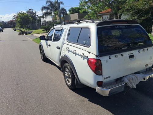 Camioneta L200 Con Cúpula Cerrada