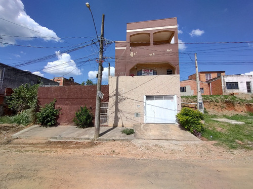Sobrado A Venda, Imóvel Com Ótima Estrutura E Excelente Manutenção