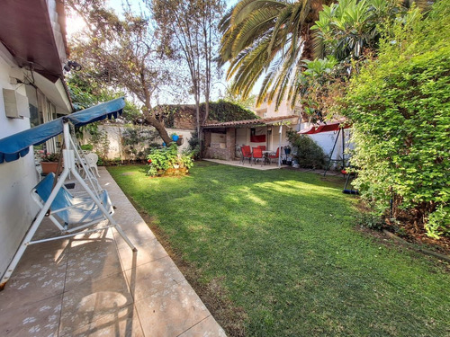 Casa En Venta De 5 Dorm. En Ñuñoa