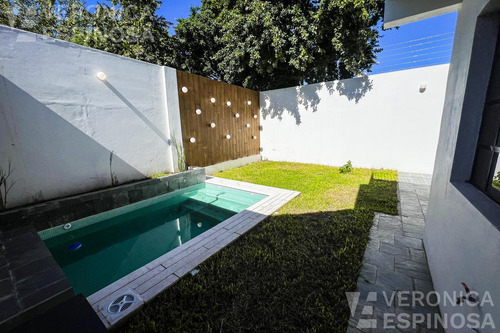 Casa En Venta De Cuatros Ambientes - Haedo Sur