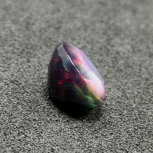 Ópalo Negro Nebuloso Iridiscente 8x6.20mm. 1.20ct.