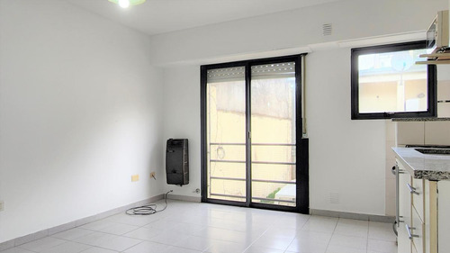 Imagen 3 de 17 de Departamento De Un Dormitorio Tipo Duplex Con Toliette Y Balcón Al Frente