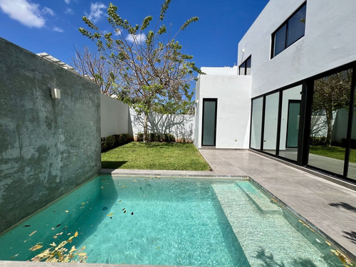 Casa En Venta En Mérida. Priv. Parque Natura En Esquina Y Alberca, Con Paneles