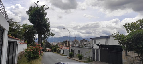 Venta - Quinta Para Remodelar Pero Mantenida. Precio Bajado!! - 463 Mts2. Terreno 525 Mts. 6 Hab. 5 Baños. 4 Estc. Parte Alta Muy Cerca De La Cota Mil - El Marques - Mun. Sucre