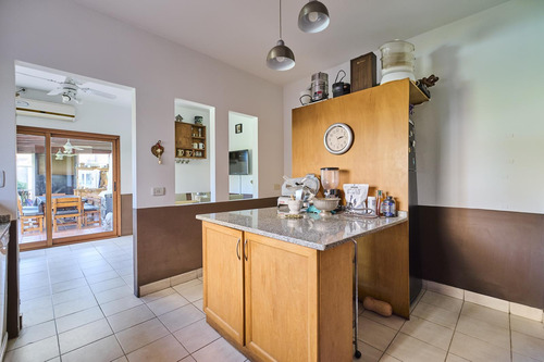 Venta - Casa 7 Amb. En Camino Real Con Jardín, Pileta Y Quincho Cerrado