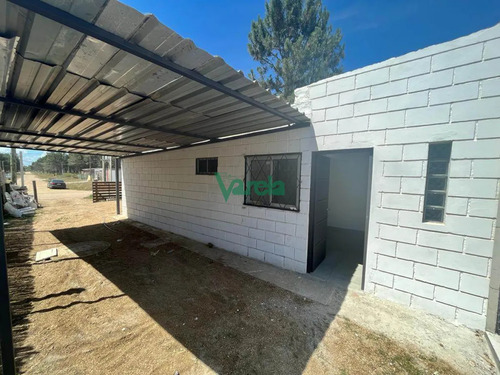 Casa En Alquiler Solymar 1 Dormitorio, Jardin, Cochera Y Patio