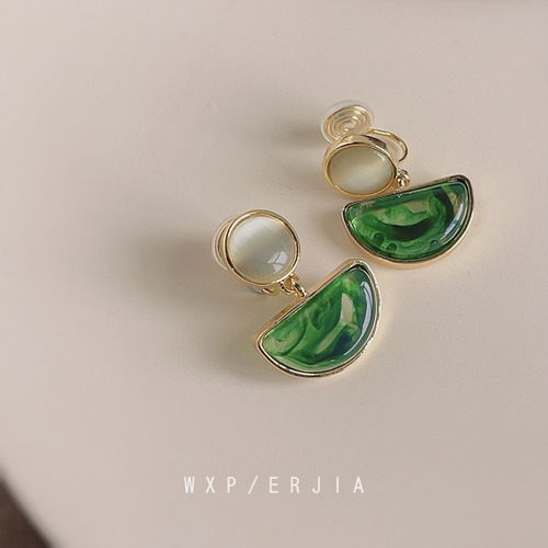 Retro Half-moon Gradient Mosquito Coil Clip-on Earrings