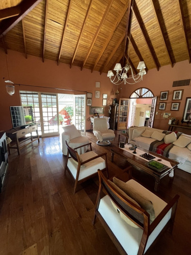 Casa En Venta En City Bell - 3 Dormitorios - Parque Y Pileta