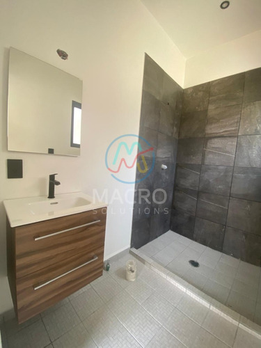 Casa En Venta En Col. Lazaro Cardenas De 2 Niveles Y Con Alberca