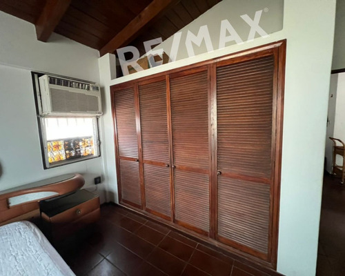 Re/max 2 Mil Vende Casa En Juan Griego, En La Avenida Juan De Castellanos, Con Zona Residencial Y Areas Sociales