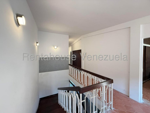 Hermosa Casa Quinta De 2 Niveles En Venta Ubicada En Alto Prados Del Este 25-17674