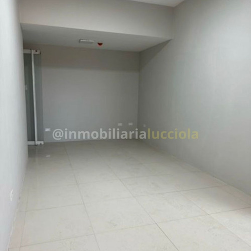 En Alquiler Amplia Oficina Con Vista Al Mar, Ubicada En Via Principal, Maiquetia-la Guaira, Ref 545