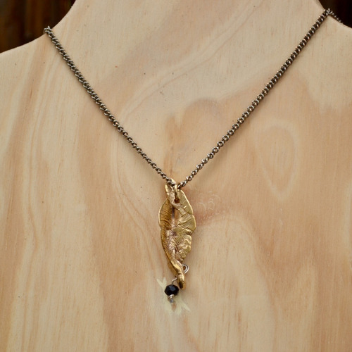 Imagen 3 de 3 de Collar Minimalista De Hoja Y Cadena En Bronce, , Cod1
